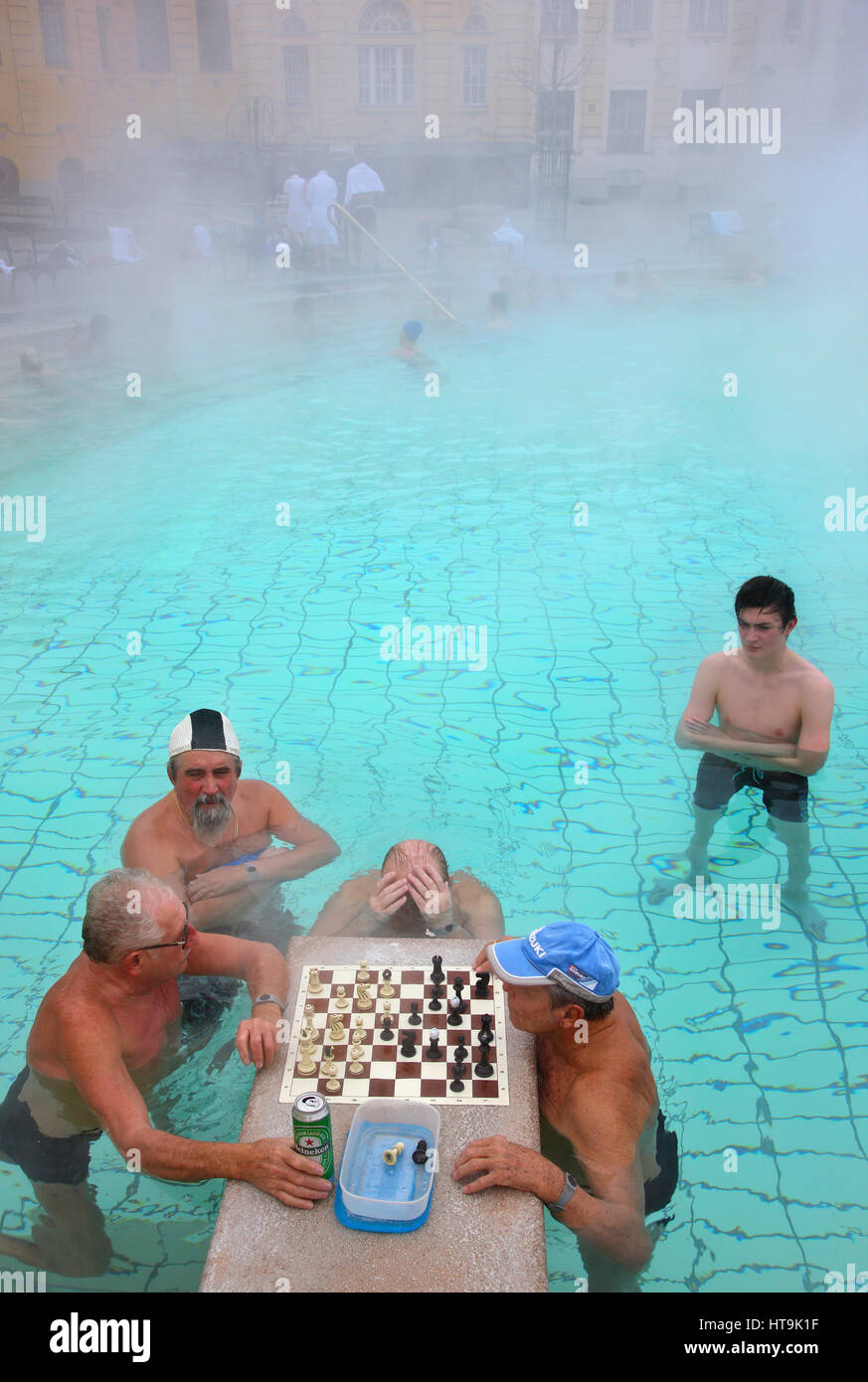 Menschen Playng Schach auf dem das Széchenyi-Heilbad im Stadtwäldchen (Városliget) Budapest, Ungarn. Es ist das größte medizinische Bad in Europa Stockfoto