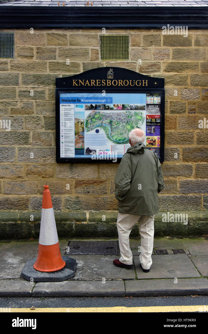 Touristische Karte betrachten. Knaresborough, North Yorkshire, England, Vereinigtes Königreich, Europa. Stockfoto