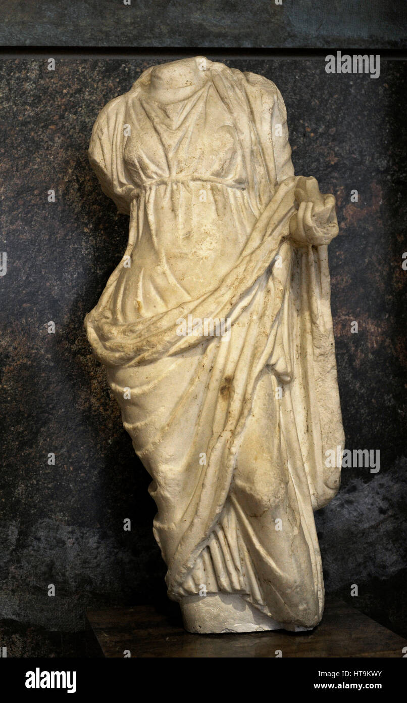 Statue der Göttin Fortuna. 2. Jahrhundert n. Chr. Das Frigidarium der unteren Bäder des Dorfes erholt. Tarragona, Spanien. Tarragona. Nationales Archäologisches Museum. Tarragona. Katalonien, Spanien. Stockfoto