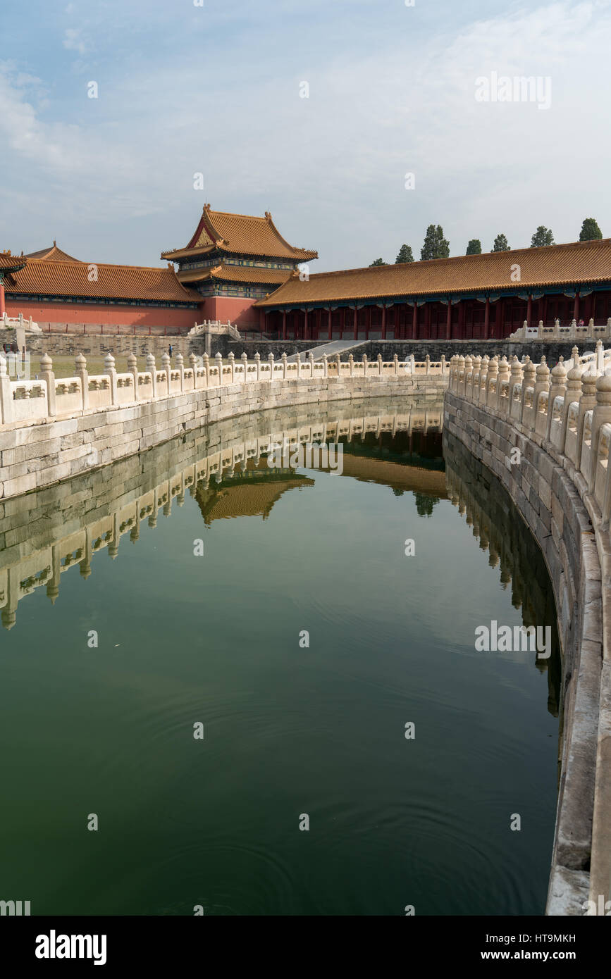 Eine Reflexion im Wasser an der Verbotenen Stadt in Peking Stockfoto