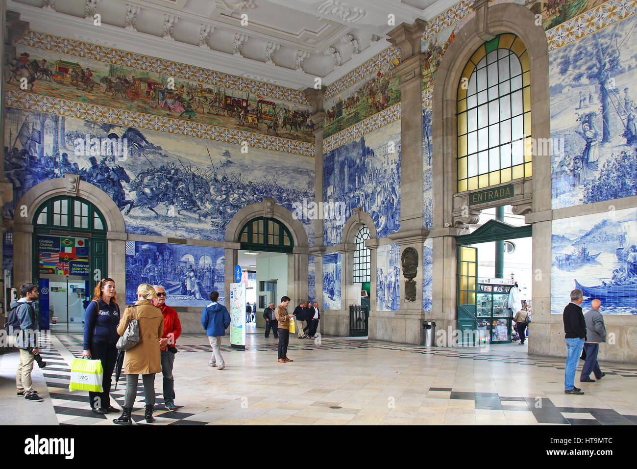 PORTO, PORTUGAL - 6. Oktober 2015: Sao Bento Bahnhof Bahnhofshalle mit historischen Azulejo-Bildern Stockfoto