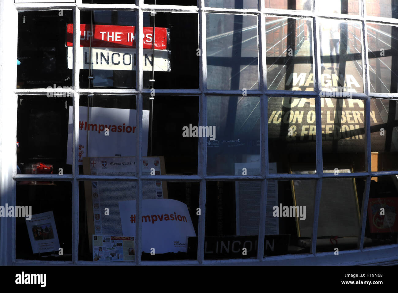 Geschäfte im Zentrum von Lincoln zeigen Unterstützung in den Schaufenstern, während sich Lincoln City auf ihr Viertelfinale des Emirates FA Cup gegen Arsenal am Samstag vorbereitet. DRÜCKEN SIE VERBANDSFOTO. Bilddatum: Donnerstag, 9. März 2017. Siehe PA Geschichte FUSSBALL Lincoln. Bildnachweis sollte lauten: Mike Egerton/PA Wire. EINSCHRÄNKUNGEN: Keine Verwendung mit nicht autorisierten Audio-, Video-, Daten-, Fixture-Listen, Club-/Liga-Logos oder „Live“-Diensten. Online-in-Match-Nutzung auf 75 Bilder beschränkt, keine Videoemulation. Keine Verwendung in Wetten, Spielen oder Veröffentlichungen für einzelne Vereine/Vereine/Vereine/Spieler. Stockfoto