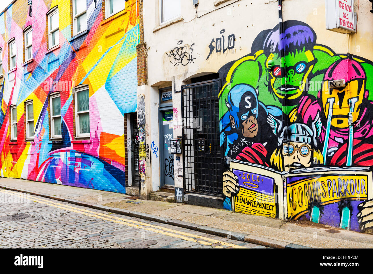 Bunte Comics Parkour Wandbild Graffiti an Wand und bunt bemalte Gebäude in Shoreditch, London im September Stockfoto