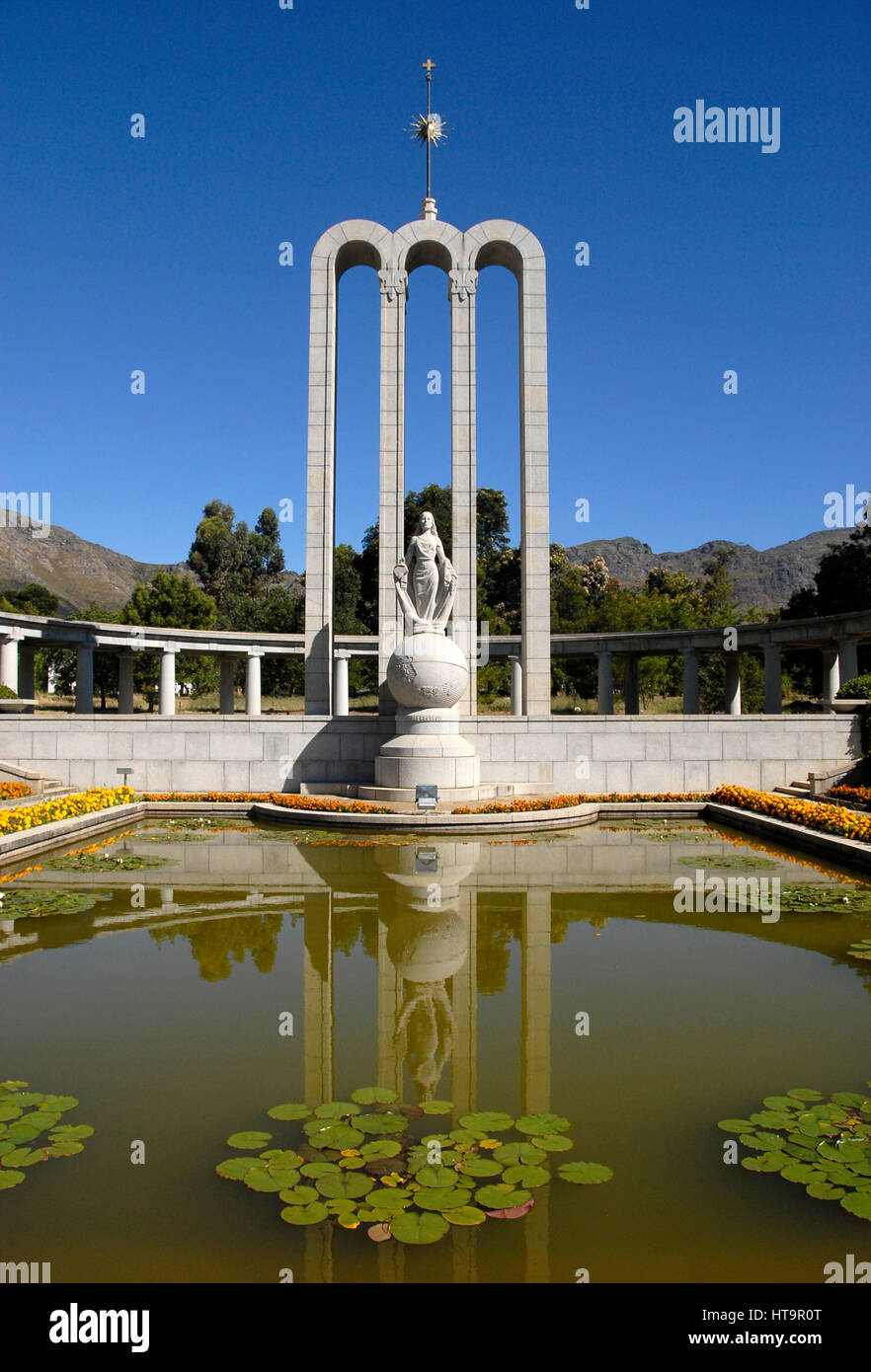 Hugenotten-Denkmal mit Franschhoek Pass Bergen im Hintergrund, Franschhoek, Südafrika Stockfoto