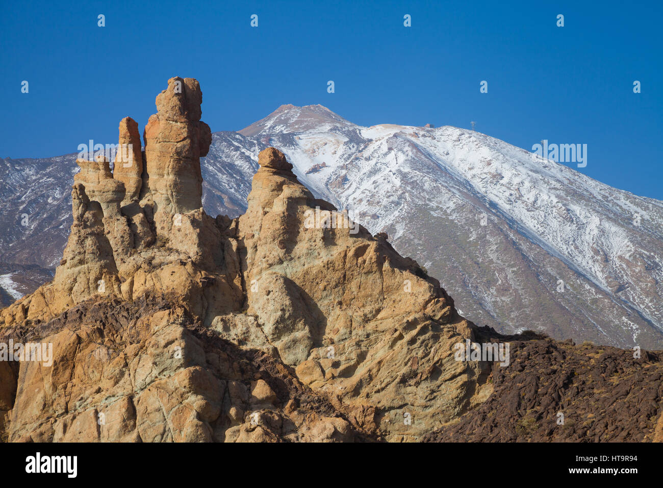 Mit Blick auf Vulkan El Teide auf Teneriffa mit dem Los Roques de Garcia im Vordergrund. Stockfoto