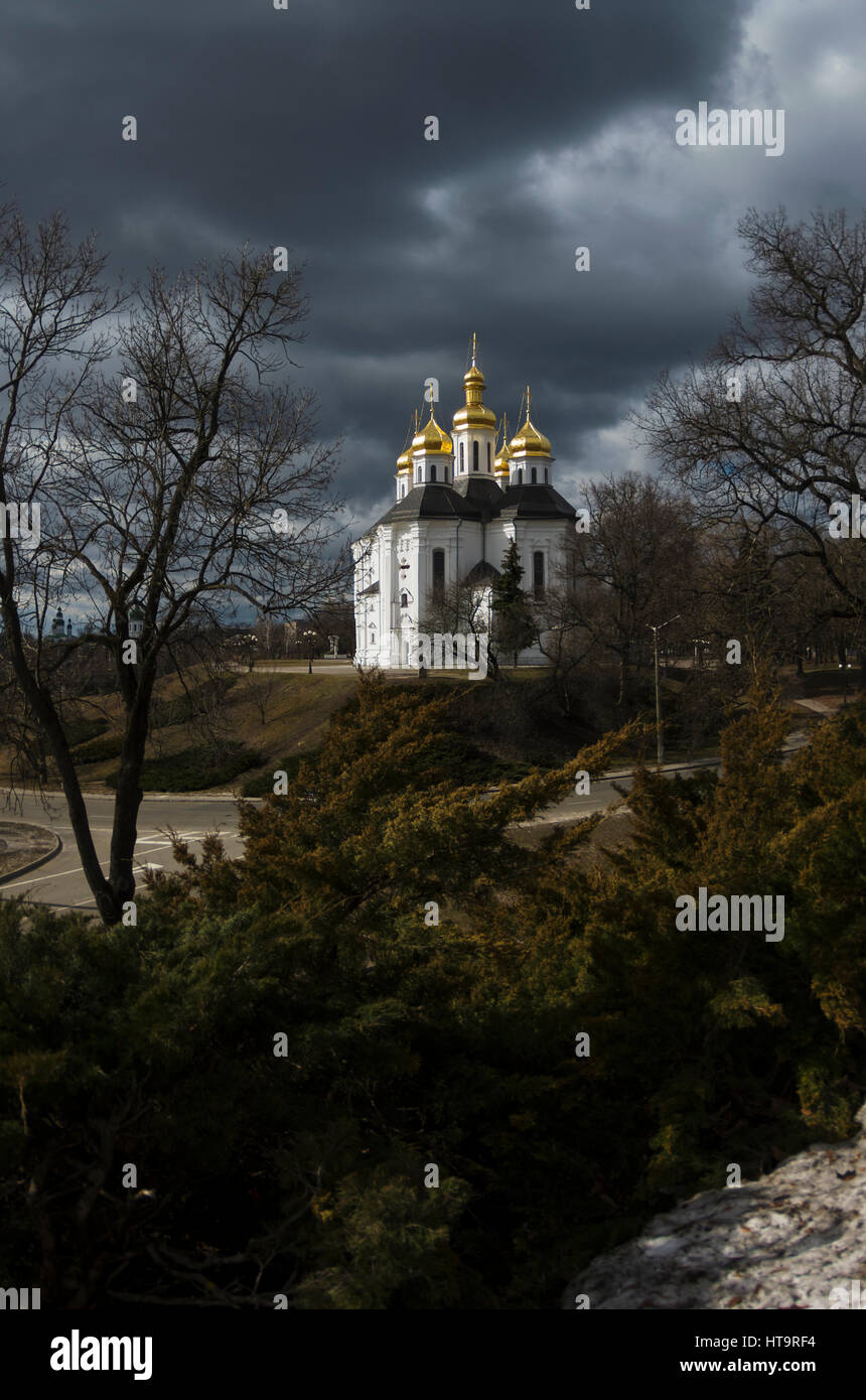 Landschaft mit Katharinen Kirche, bewölkter Himmel, Sonne und Bäume ohne Blätter, Anfang März, Tschernigow, Ukraine, Foto-Shooting mit fisheye-Objektiv Stockfoto