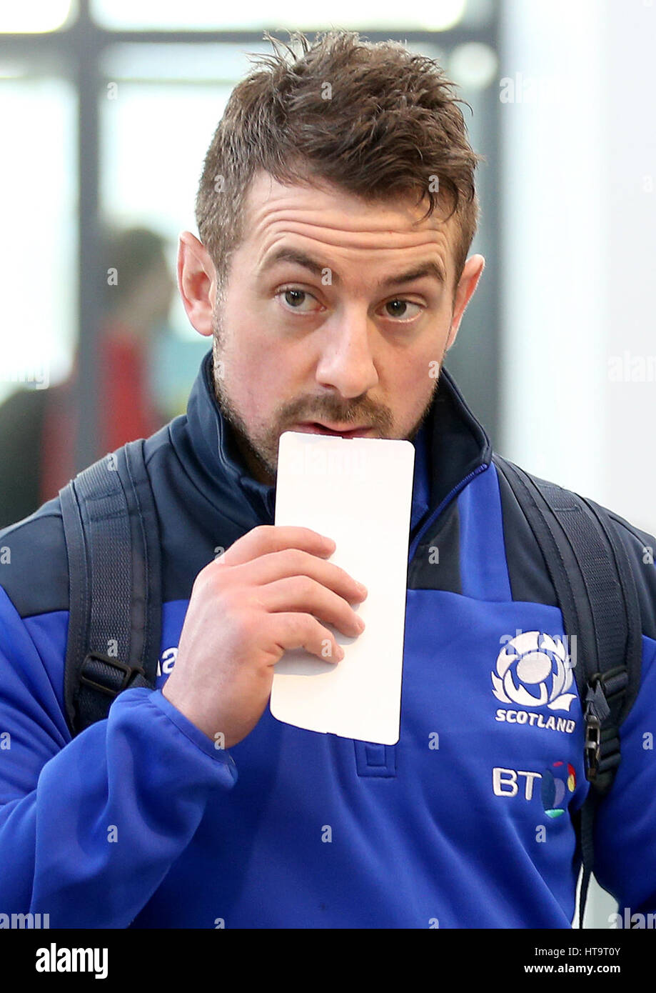 Schottlands Greig Laidlaw, zusammen mit dem Rest der Mannschaft kommt in Edinburgh Flughafen für den Flug nach London vor ihren 6 Nations-Spiel gegen England in Twickenham am Samstag, den 11. März. Stockfoto