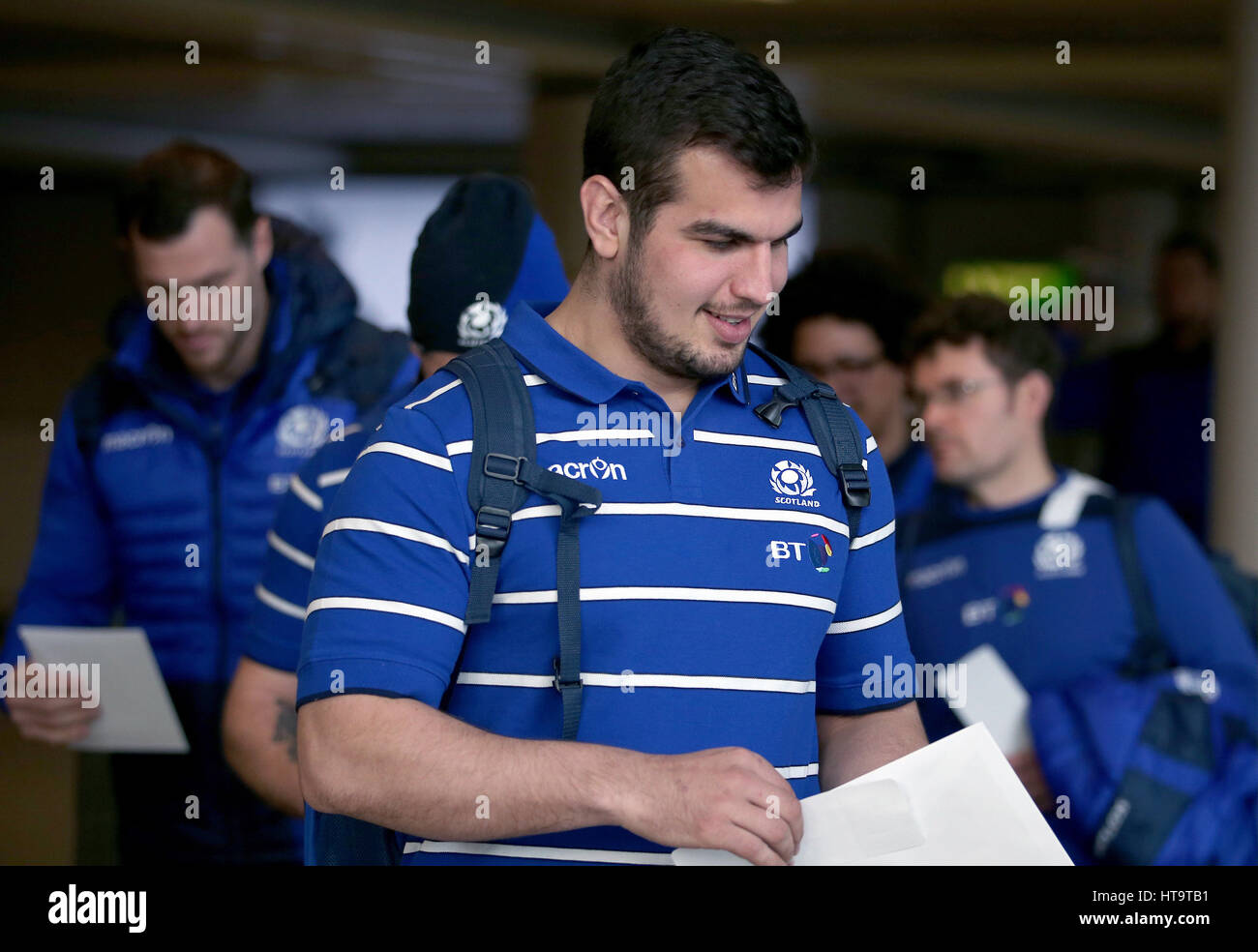 Schottlands Stuart McInally, zusammen mit dem Rest der Mannschaft kommt in Edinburgh Flughafen für den Flug nach London vor ihren 6 Nations-Spiel gegen England in Twickenham am Samstag, den 11. März. Stockfoto