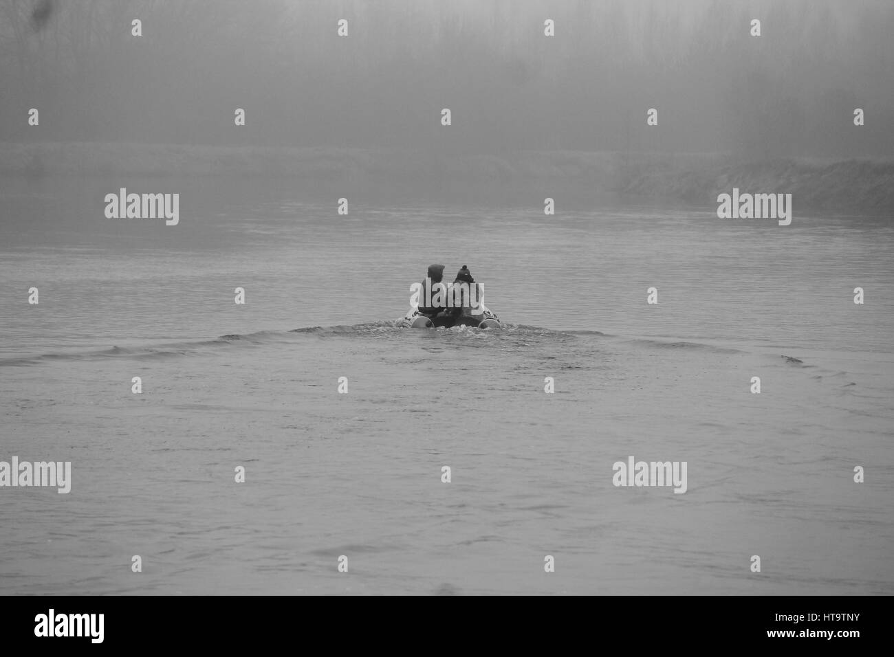 zwei Freunde im Boot Reisen auf dem Fluss im Nebel Frühlingsmorgen Stockfoto