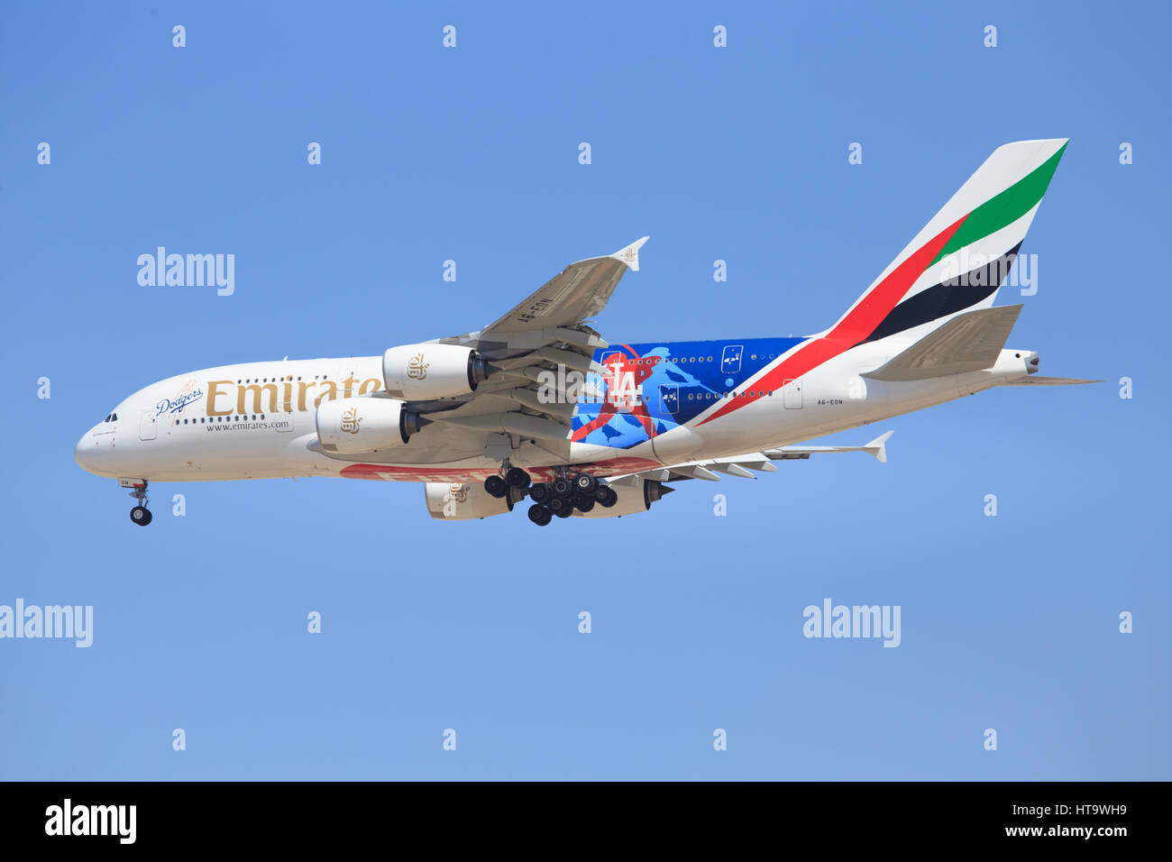 Dubai/VAE 9. März 2017: Airbus A380 von Emirates landet auf dem Flughafen von Dubai. Stockfoto