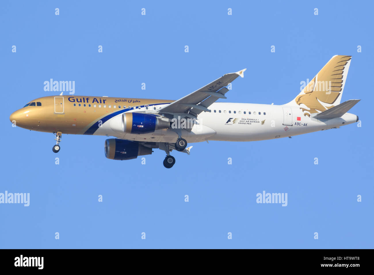 Dubai/VAE 9. März 2017: Airbus A320 aus Golf landet auf dem Flughafen von Dubai. Stockfoto