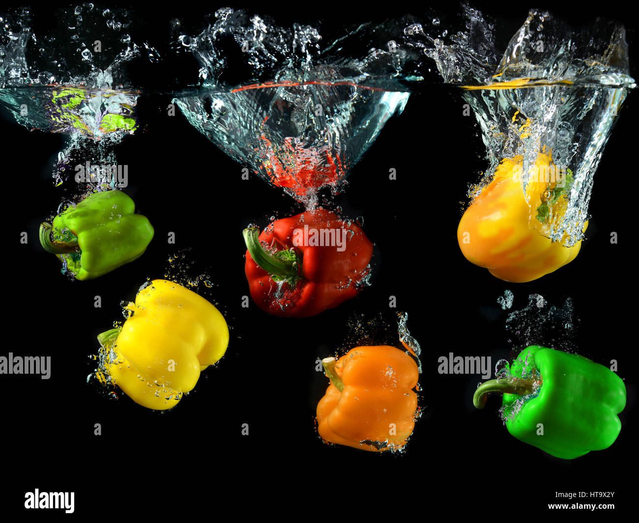 Farbe Paprika Droping zu sauberem Wasser einrühren Stockfoto