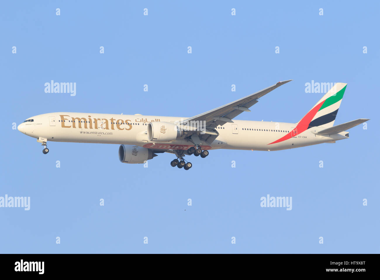 Dubai/VAE 9. März 2017: Boeing 777 von Emirates landet auf dem Flughafen von Dubai. Stockfoto