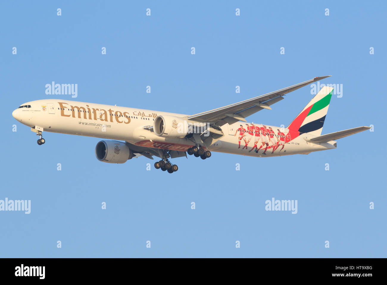 Dubai/VAE 9. März 2017: Boeing 777 von Emirates landet auf dem Flughafen von Dubai. Stockfoto