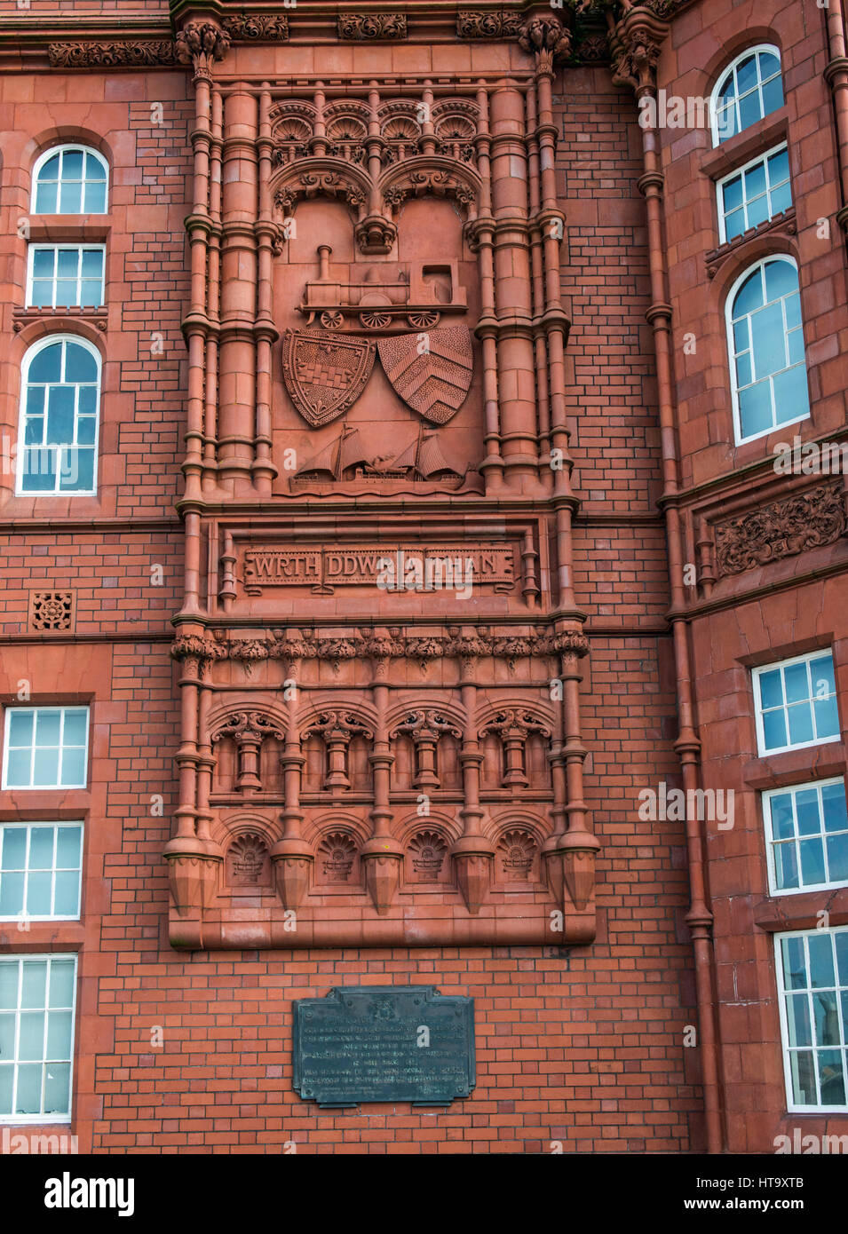 Ein Panel auf das Pierhead Gebäude zeigt Wales Industriegeschichte Stockfoto