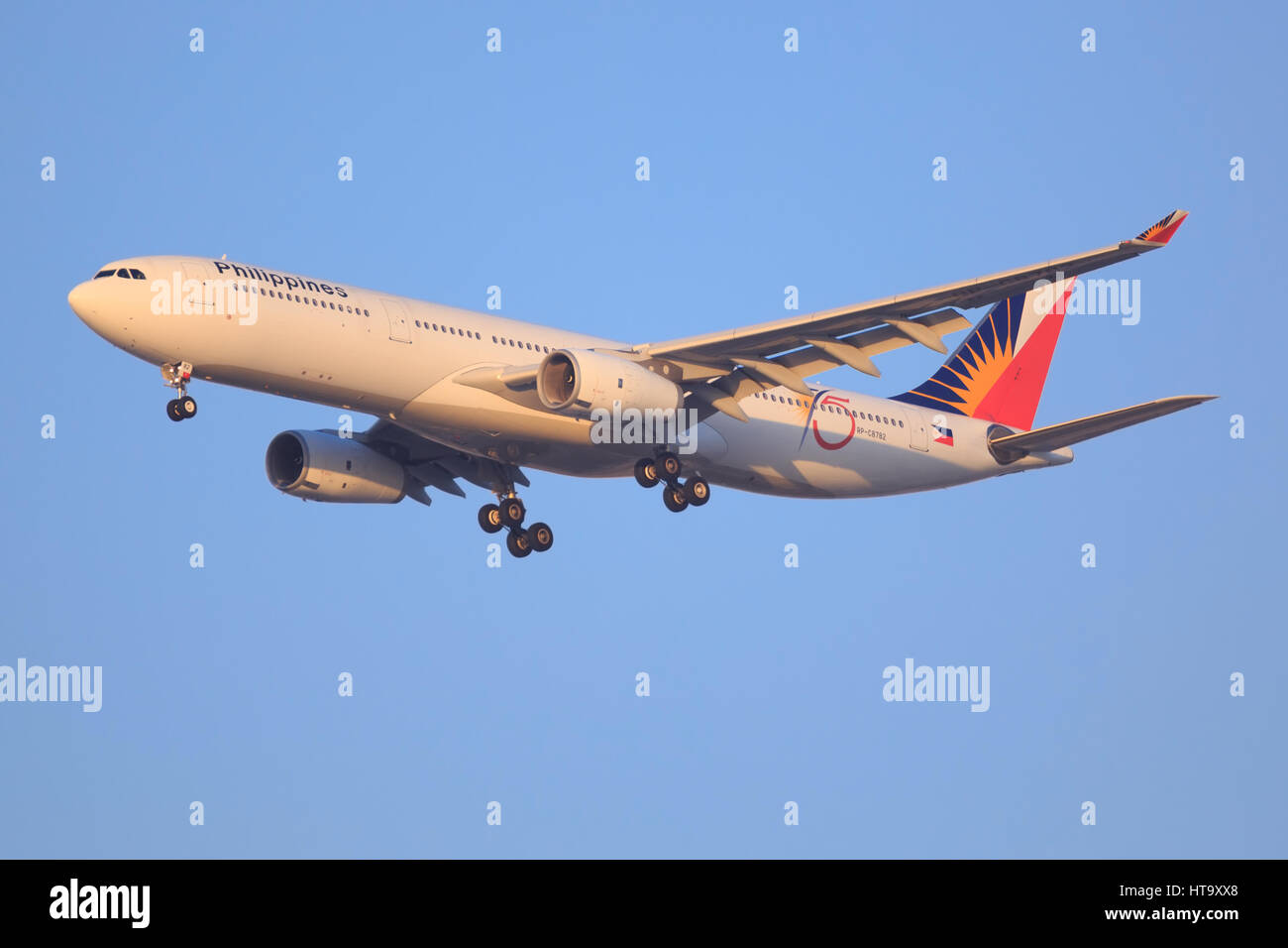 Dubai/VAE 9. März 2017: Airbus A330 aus Philippinen Luft landet auf dem Flughafen von Dubai. Stockfoto