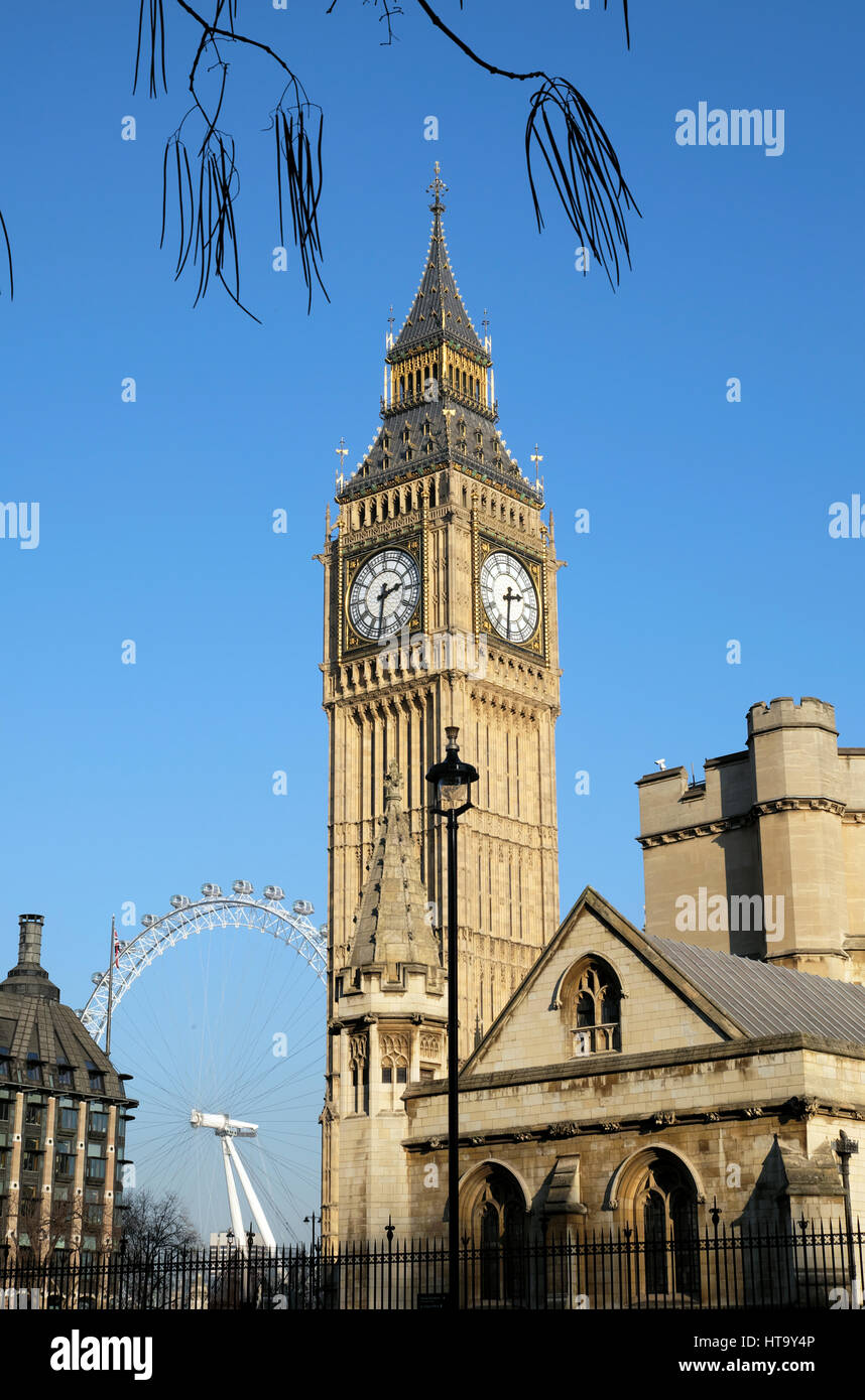 Vertikale Ansicht des Big Ben Uhrenturms und des London Eye mit blauem Himmel im Winter Januar Westminster, London, Großbritannien KATHY DEWITT Stockfoto