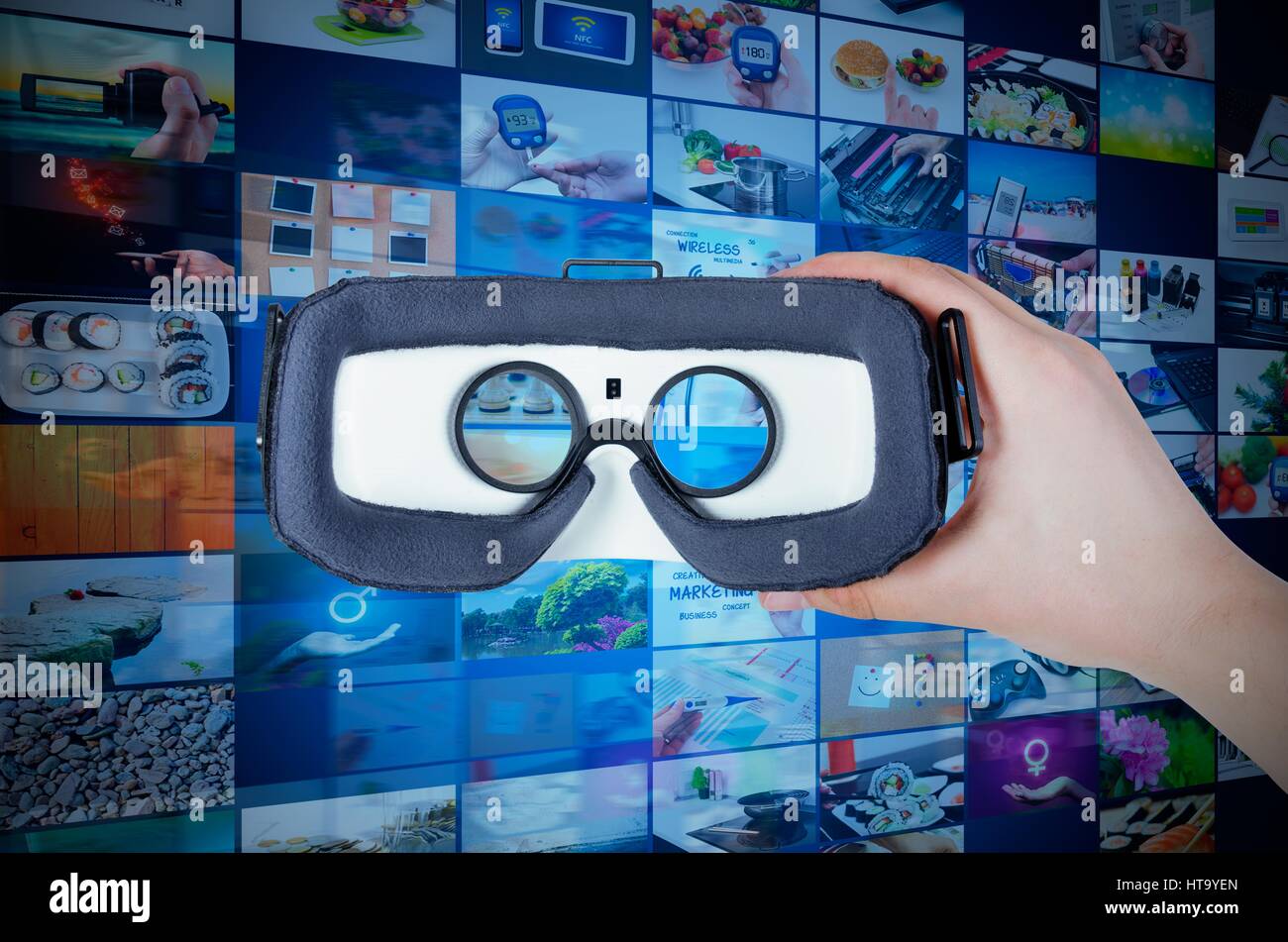 Hand mit virtual-Reality-Brille mit Streaming-Multimedia-im Hintergrund Stockfoto