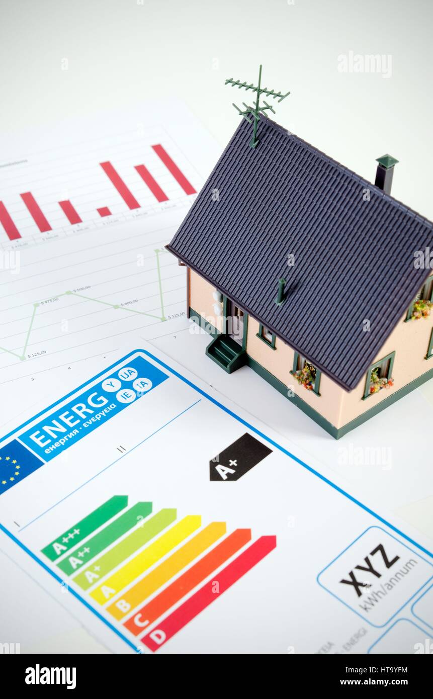 Energieeffizienz-Konzept mit Hausmodell und Dokumente auf Schreibtisch Stockfoto