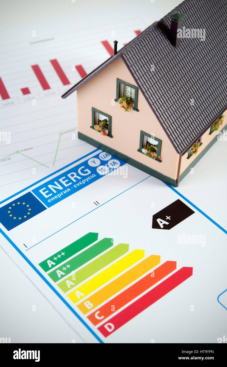 Energieeffizienz-Konzept mit Hausmodell und Dokumente auf Schreibtisch Stockfoto