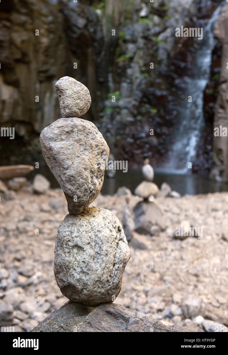 Steinen im Gleichgewicht vor einem Wasserfall Stockfoto