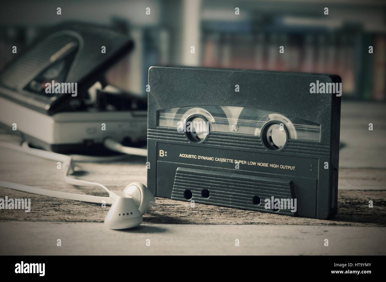 Alten Kassette Tape-Player. Retro-Stil Foto auf Holz Hintergrund Stockfoto