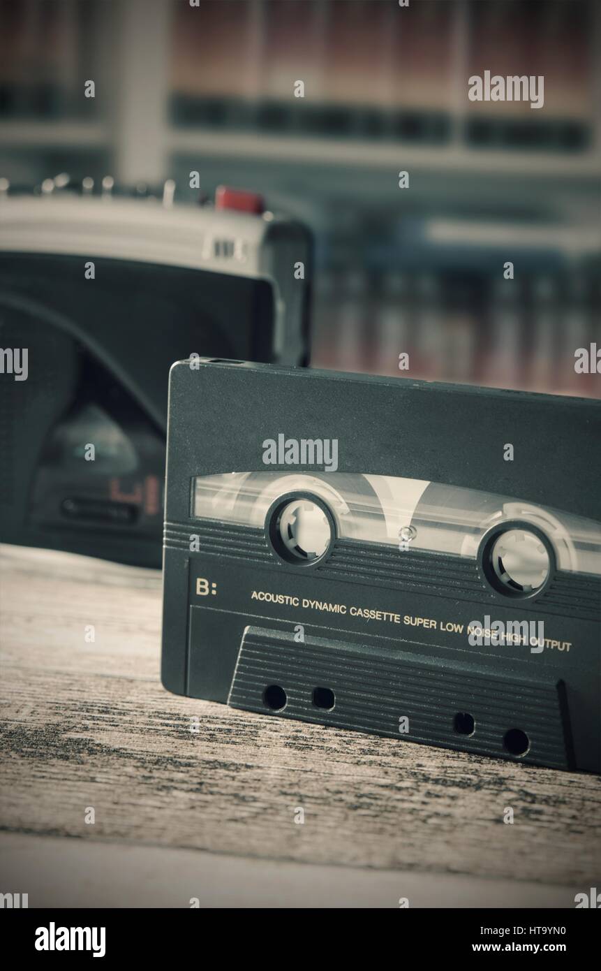 Alten Kassette Tape-Player. Retro-Stil Foto auf Holz Hintergrund Stockfoto