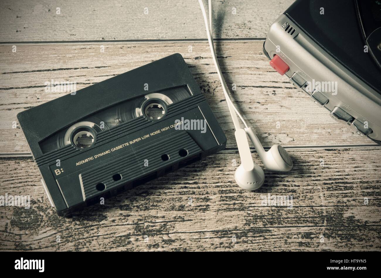 Alten Kassette Tape-Player. Retro-Stil Foto auf Holz Hintergrund Stockfoto