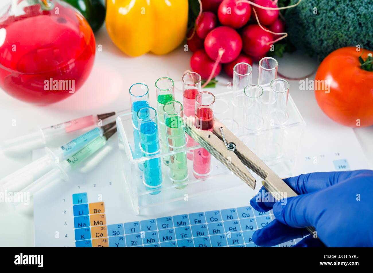 Analyst im Reagenzglas Handschuhe nimmt. Gentechnisch veränderte Lebensmittel in Lab Konzept. Stockfoto