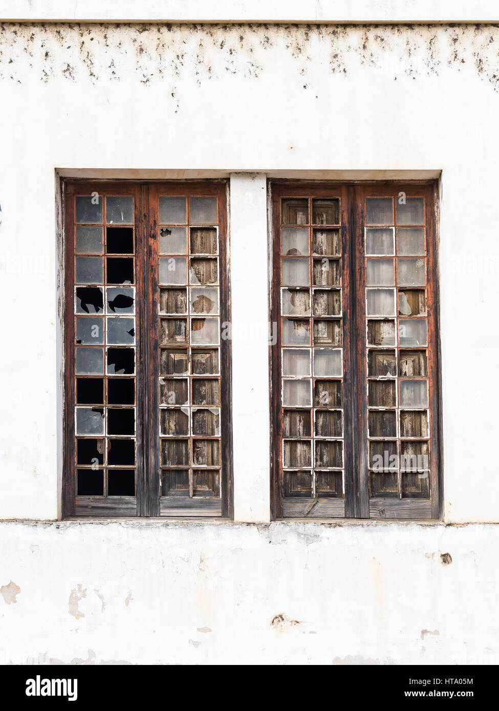 Fenster von einer verlassenen Fabrik in der Region Alentejo, Portugal. Stockfoto