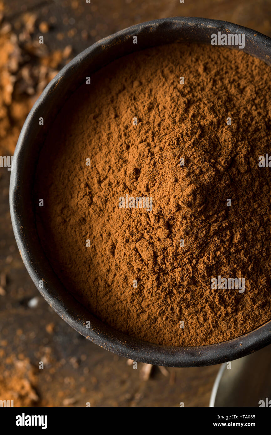 Rohe Bio dunkle Schokolade Kakaopulver zum Backen Stockfoto
