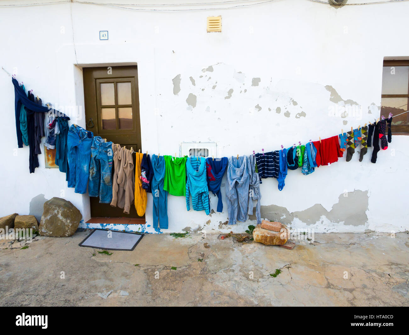 Wäsche trocknen vor einem der Häuser in Mértola, Region Alentejo, Portugal. Stockfoto