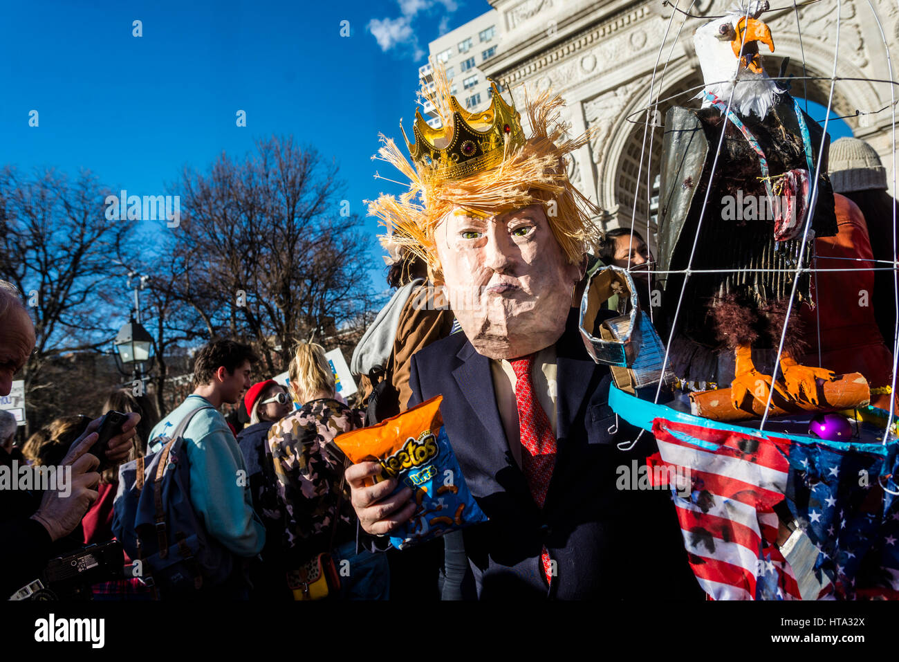 New York, USA. 8 Mär, 2017 Trumpf Imitator Elliot Krone gekleidet als König Trumpf als Frauen markiert den Internationalen Tag der Frau - ein Tag ohne eine Frau, die mit einer Kundgebung in Washington Square Park durch eine März folgten. Viele Frauen trug rote und nahm den Tag als einen Generalstreik. Credit: Stacy Walsh Rosenstock/Alamy Stockfoto