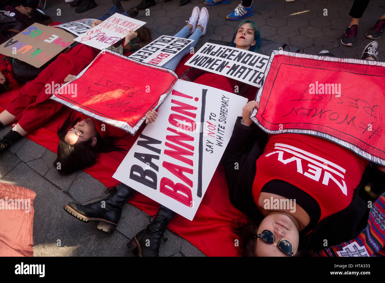 New York, USA. 8. März 2017. Frauen markiert internationaler Frauentag - A Tag ohne a Woman, mit einer Kundgebung in Washington Square Park, gefolgt von einem März. Viele Frauen trugen rote und habe den Tag als einen Generalstreik. Bildnachweis: Stacy Walsh Rosenstock/Alamy Live-Nachrichten Stockfoto