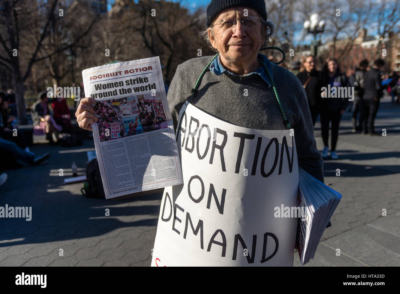 New York, USA. 8. März 2017. Frauen markiert internationaler Frauentag - A Tag ohne a Woman, mit einer Kundgebung in Washington Square Park, gefolgt von einem März. Viele Frauen trugen rote und habe den Tag als einen Generalstreik. Bildnachweis: Stacy Walsh Rosenstock/Alamy Live-Nachrichten Stockfoto
