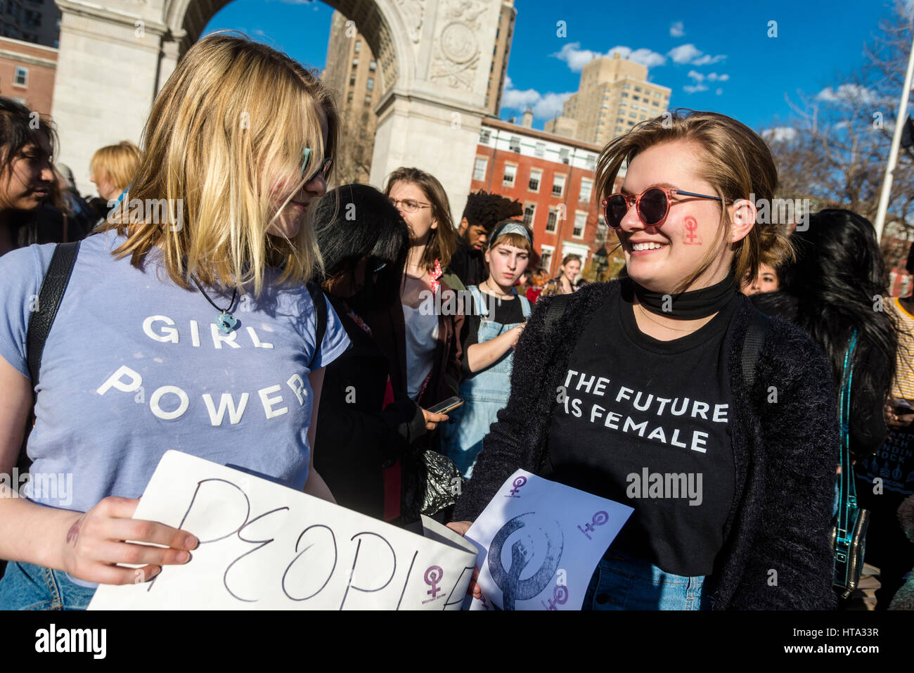 New York, USA. 8. März 2017. Frauen markiert internationaler Frauentag - A Tag ohne a Woman, mit einer Kundgebung in Washington Square Park, gefolgt von einem März. Viele Frauen trugen rote und habe den Tag als einen Generalstreik. Bildnachweis: Stacy Walsh Rosenstock/Alamy Live-Nachrichten Stockfoto