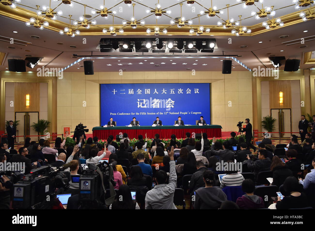 Peking, China. 9. März 2017. Nehmen Sie Zhang Rongshun und Xu Anbiao, stellvertretende Vorsitzende der Legislative Angelegenheiten Kommission der nationalen Volksarmee Kongress (NPC) ständigen Ausschusses und Wang Aili, Generaldirektor des Büros Strafgesetze des legislativen Angelegenheiten Kommission von NPC ständigen Ausschusses, Fragen auf den Entwurf einer allgemeinen Bestimmungen des bürgerlichen Rechts und der Gesetzgebung des NPC auf einer Pressekonferenz für die fünfte Sitzung des 12. NPC in Peking , Hauptstadt von China, 9. März 2017. Bildnachweis: Li Xin/Xinhua/Alamy Live-Nachrichten Stockfoto