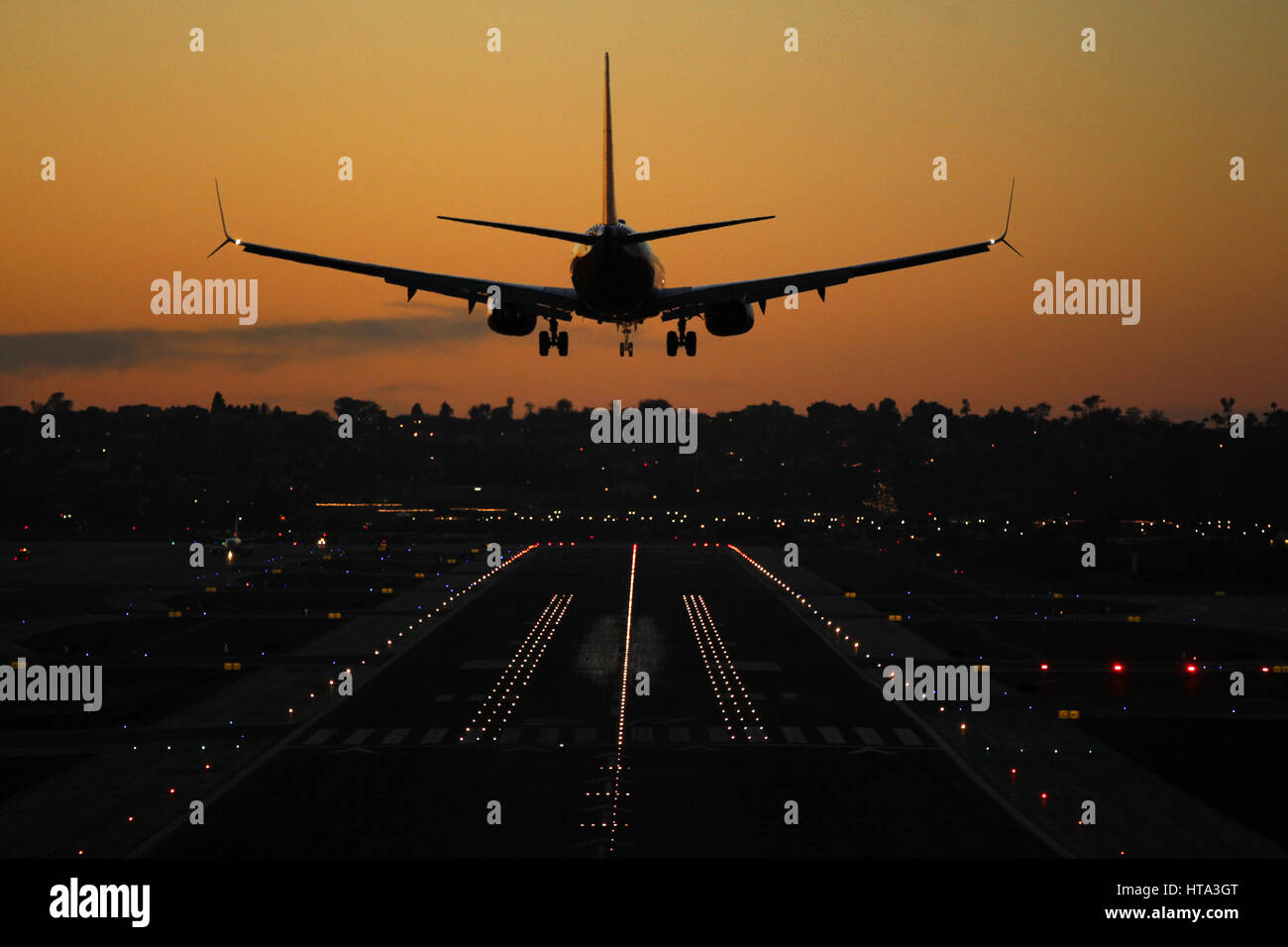 San Diego, CA, USA. 26. Dezember 2016. 26. Dezember 2016 - San Diego, Kalifornien, USA - A kommerzielle Fluggesellschaften landet während des Sonnenuntergangs am San Diego International Airport in San Diego, Kalifornien. Bildnachweis: KC Alfred/ZUMA Draht/Alamy Live-Nachrichten Stockfoto