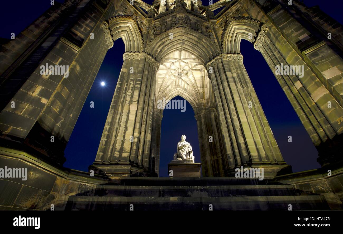 Edinburgh, UK. 8. März 2017. Edinburgh in der Nacht - der Mond scheint zwischen den Säulen des das Scott Monument, Edinburgh Princes Street und scheint zu leuchten die Statue von Sir Walter Scott Credit: Rich Dyson/Alamy Live News Stockfoto