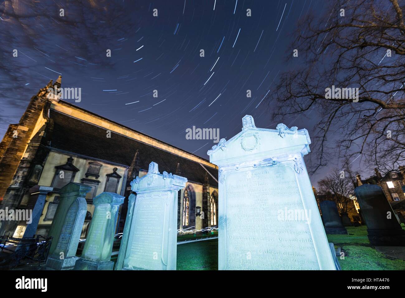 Edinburgh, UK. 8. März 2017. Edinburgh in der Nacht - Sternspuren Greyfriars Kirk Credit: Rich Dyson/Alamy Live News Stockfoto