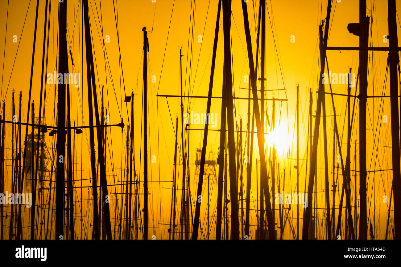 Yacht-Masten bei Sonnenaufgang Stockfoto