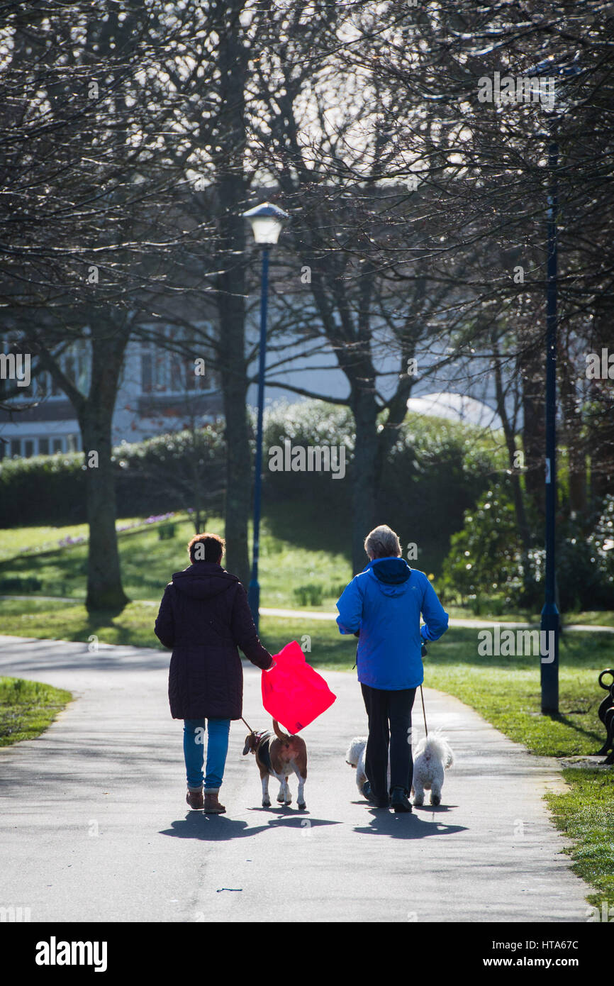 Aberystwyth, Wales, UK. 9. März 2017. UK-Wetter: ein älteres paar schlendern Sie Arm in Arm entlang der Promenade an einem hellen sonnigen und warmen Frühlingsmorgen in Aberystwyth Wales Credit: Keith Morris/Alamy Live-Nachrichten Stockfoto