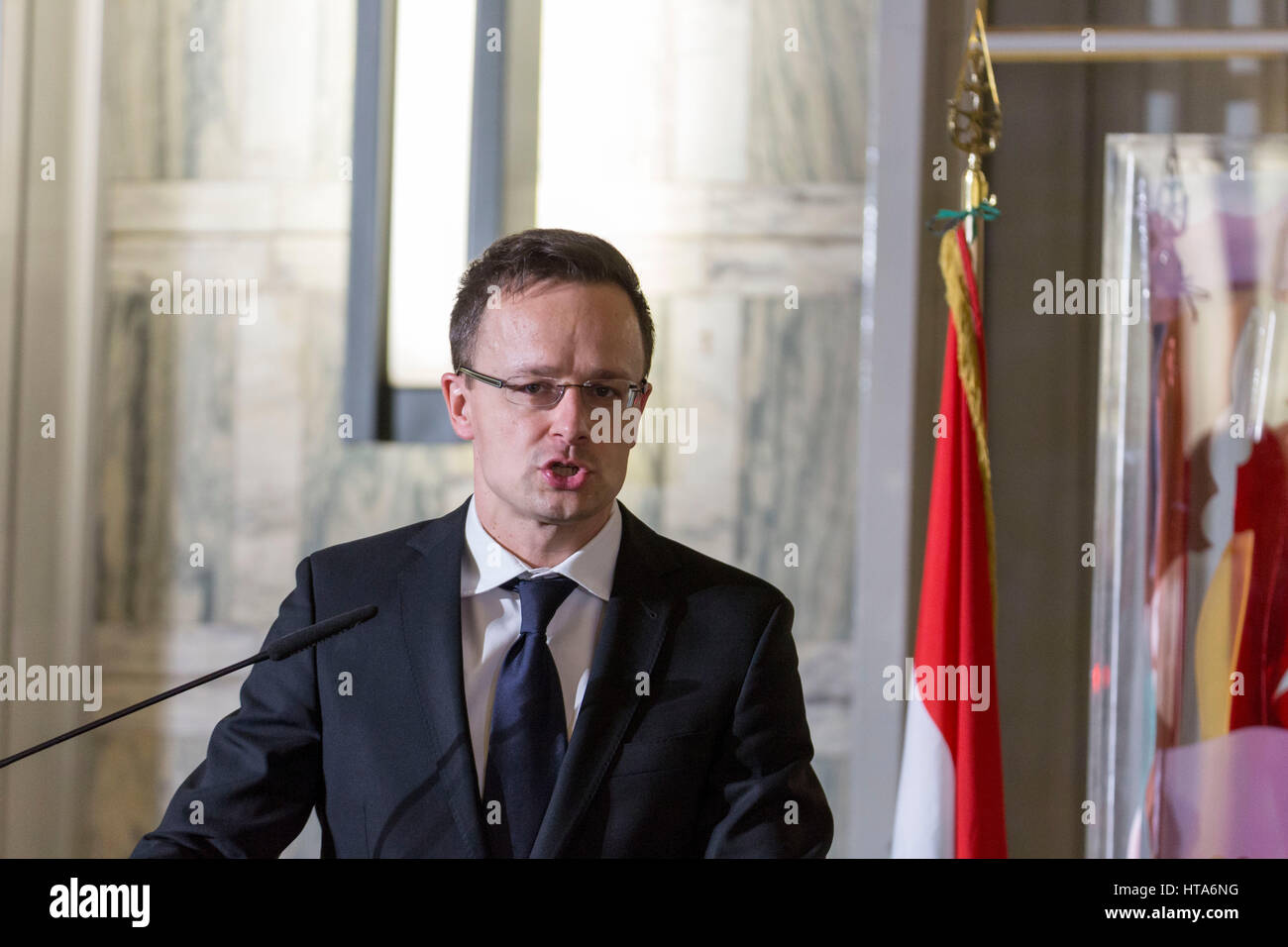 Rom, Italien. 8. März 2017. Der italienische Außenminister Anglelino Alfano und ungarische Außenminister Péter Szijjártó halten fand eine Pressekonferenz statt, bei der Herr Szijjártó auf Ungarns neues Gesetz zwingt Asylbewerber in Haftanstalten in Frage gestellt wird. Bildnachweis: Stephen Bisgrove/Alamy Live-Nachrichten Stockfoto