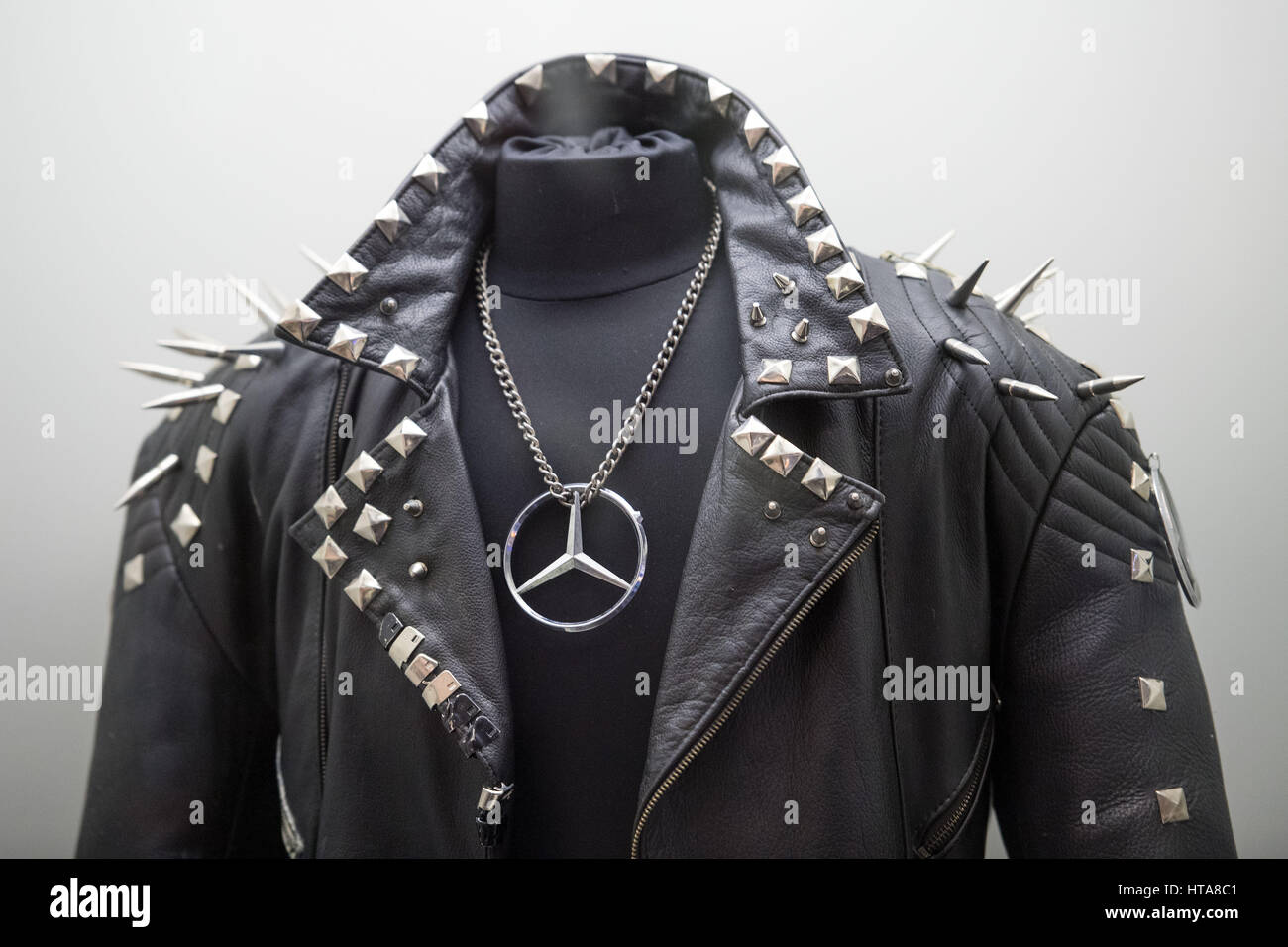 Bonn, Deutschland. 9. März 2017. Ein Punk Lederjacke mit einem Mercedes-Benz  Stern Halskette auf Anzeige im Museum Haus der Geschichte in Bonn,  Deutschland, 9. März 2017. Das Museum Ausstellung "Liebte, verwendet,  hasste" ("