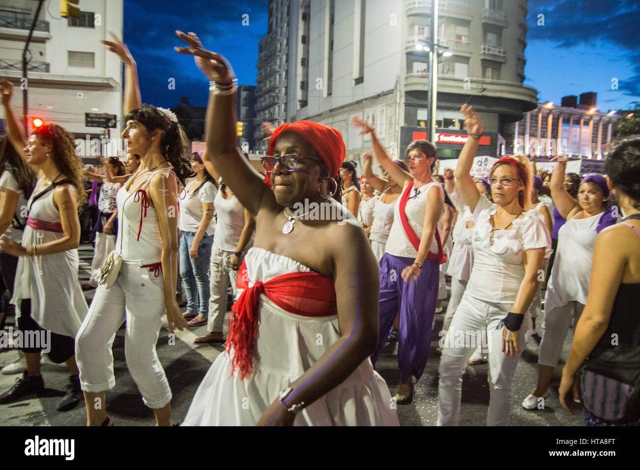 Frauen Marschieren Am Frauentag In Der Hauptstrasse Von Montevideo Uruguay Stockfotografie Alamy