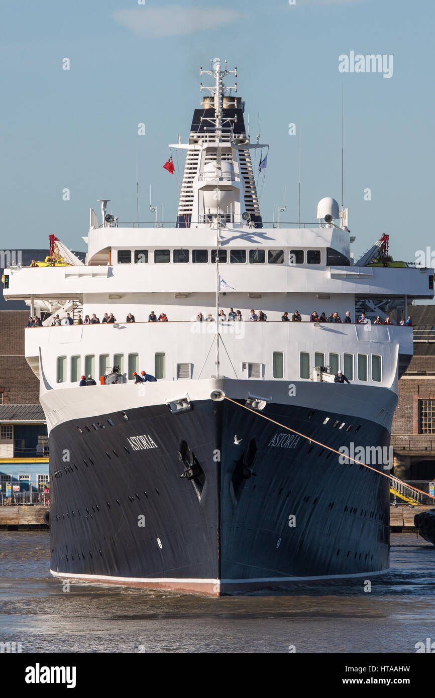 Tilbury, Essex, England. 9. März 2017. Gesehen von Gravesend, Kent, Kreuzfahrtschiff, die Astoria abgebildet ist heute Abfahrt Tilbury-Kreuzfahrt-Terminal im warmen Sonnenschein für Amsterdam gebunden. Es ist die erste Fahrt der Saison 2017 Kreuzfahrtschiffe. Bildnachweis: Rob Powell/Alamy Live-Nachrichten Stockfoto