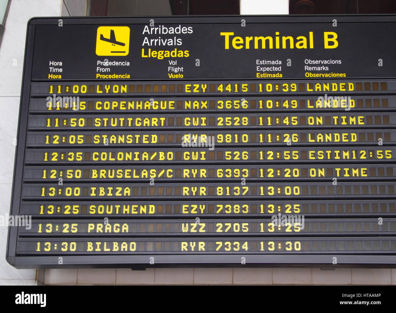 Flug Info Tafel Im Flughafen Terminal Stockfoto Bild 135452262