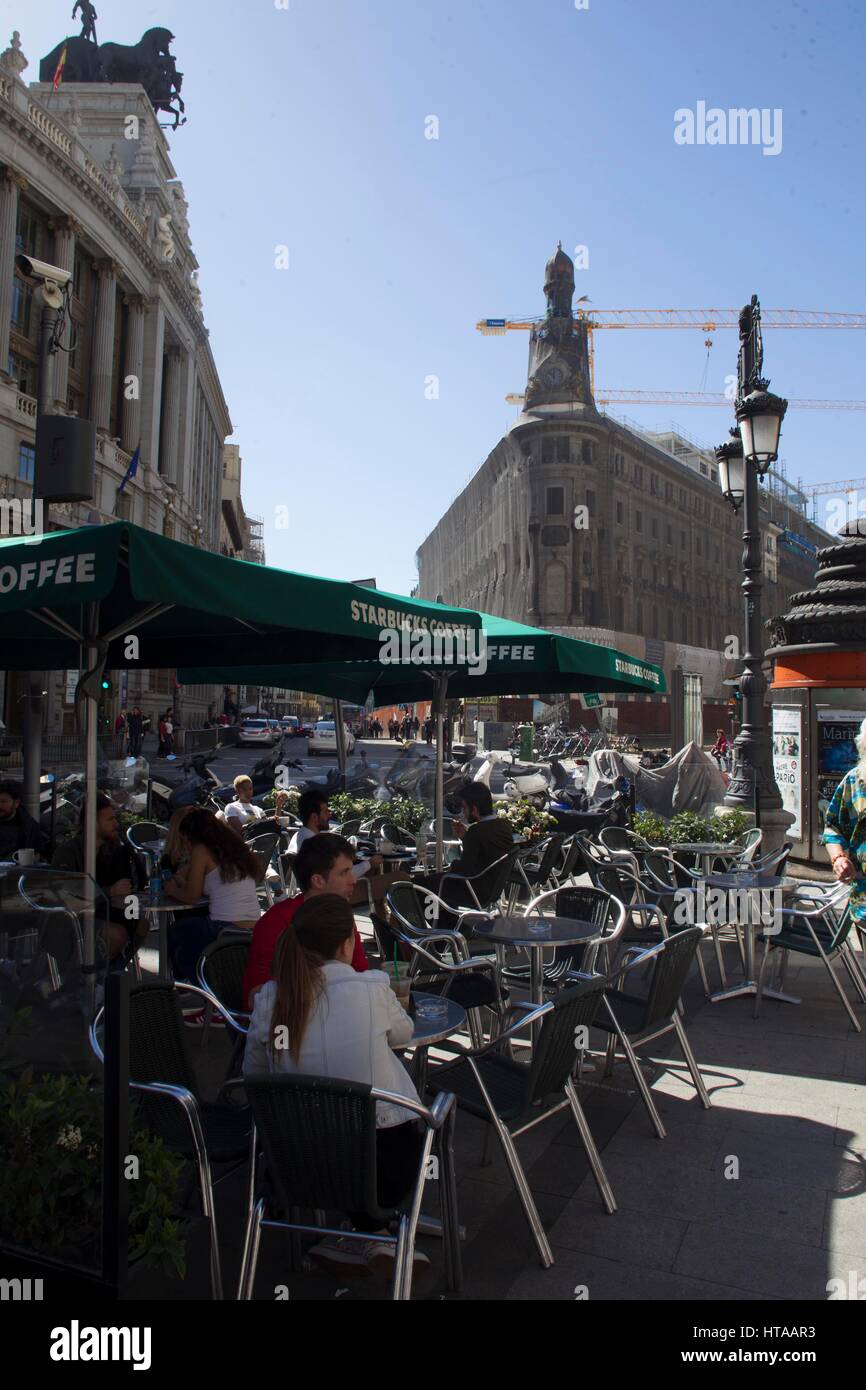 Madrid, Spanien. 9. März 2017. Frühling Zeit und hohen Temperaturen in den Straßen von Madrid am Donnerstag, 9. März 2017 Credit: Gtres Información Más lokalen auf line,S.L./Alamy Live News Stockfoto