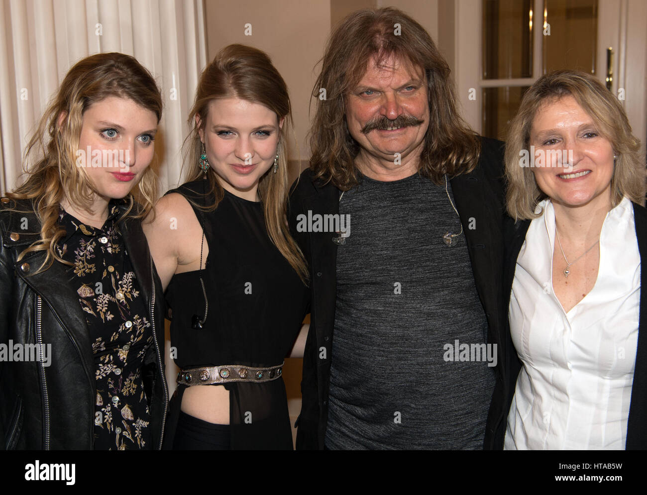 Berlin, Deutschland. 6. März 2017. Musiker Leslie Mandoki, seinen Töchtern Lara (l) und Julia und seine Frau Eva (r), fotografiert beim Konzert der Man Doki und Seelenverwandte im Konzerthaus am Gendarmenmarkt in Berlin, Deutschland, 6. März 2017. Nach Paris und London versammelt Musiker Leslie Mandoki seine Allstar Band mit internationalen Jazz- und Rock-Legenden für das Deutschland-Konzert in Berlin. Foto: Soeren Stache/Dpa/Alamy Live News Stockfoto