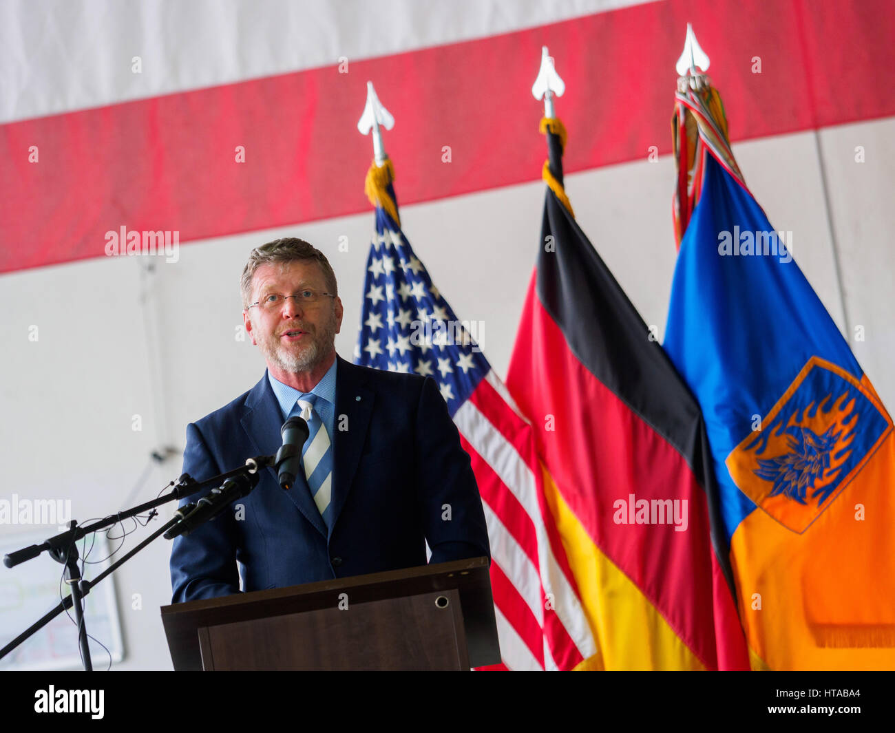 Illesheim, Deutschland. 9. März 2017. Marcel Huber (CSU), Leiter der Bayerischen Staatskanzlei, hält eine Rede im Rahmen einer militärischen Zeremonie bei der Storck in Illesheim, Deutschland, 9. März 2017-Kaserne. Die 12. Brigade der Hubschrauber von der United States Army übergeben die Verantwortung für die 10. Brigade der Hubschrauber der US-Armee im Rahmen der ersten Rotation zur Unterstützung der Operation Atlantic zu beheben. Foto: Nicolas Armer/Dpa/Alamy Live News Stockfoto